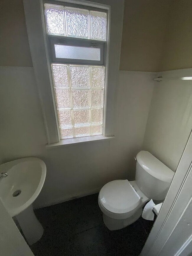 Building Photo - 3599 Grosvenor Rd