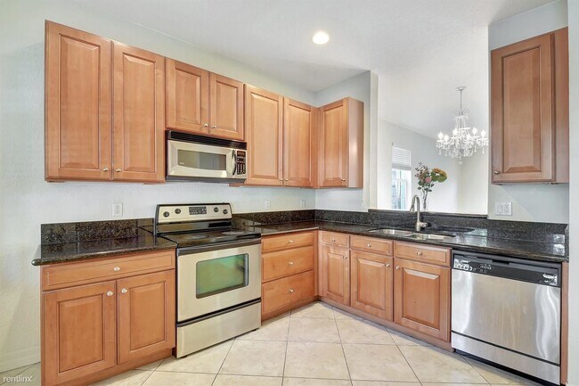 Building Photo - 4 br, 3.5 bath Townhome - 1125 NW 18th Ave