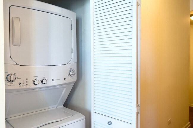 Building Photo - 1255 S State St