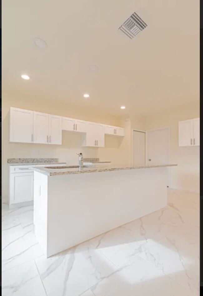 Building Photo - Great Location in Lake Placid-Large Three ...