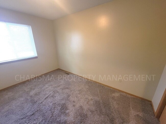 Building Photo - COZY 3 BD, 2 BA HOUSE IN NORTHWEST SIOUX FALLS!