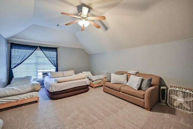 Building Photo - 1705 Fairfax Dr