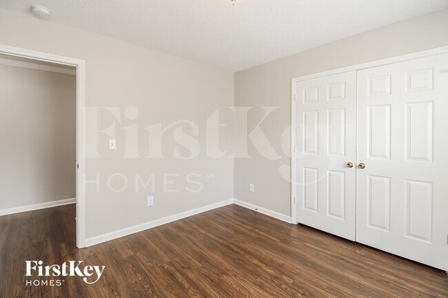 Building Photo - 422 Twin Valley Dr