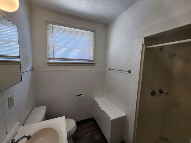 Building Photo - 2 Bedroom Apartment