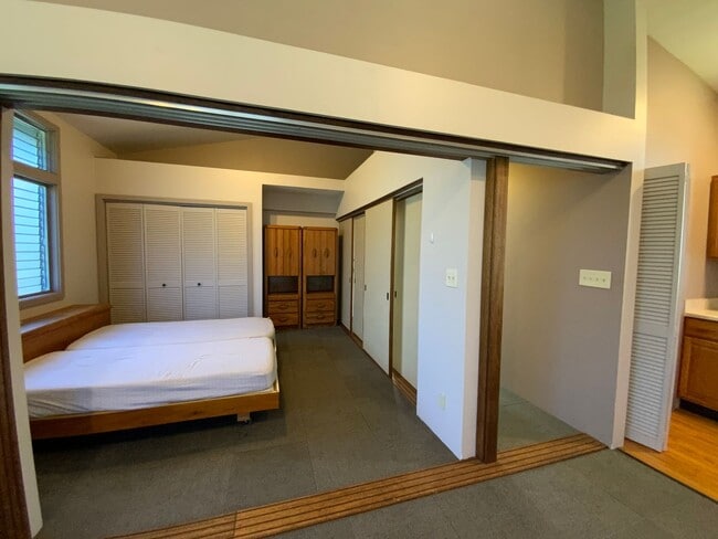 Building Photo - KAIMUKI 1 BEDROOM UNIT TUCKED AWAY IN BACK...