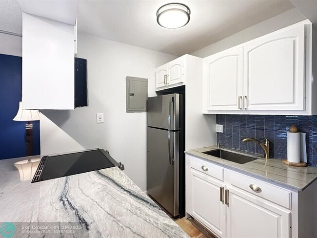 Building Photo - 801 NE 18th Ct