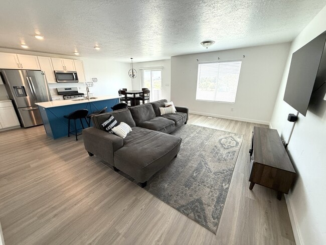 Building Photo - 398 Grassland Dr