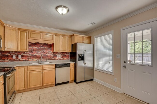 Building Photo - 150 Village Run