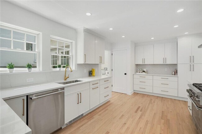 Building Photo - 14 Coralyn Rd