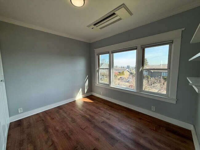 Building Photo - Two Bed 1 Bath House with Fenced Backyard!