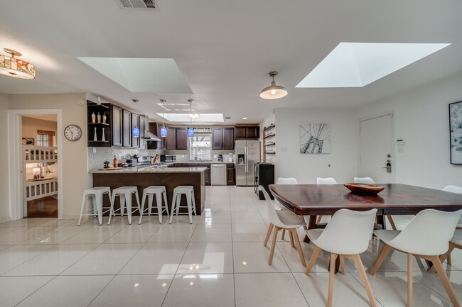 Building Photo - 1021 Mellville Dr