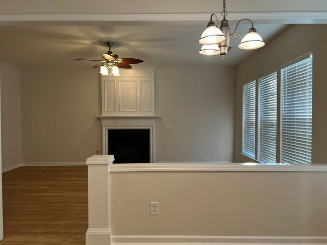 Building Photo - 4 bed, 2.5 bath w/ 2 car garage close to p...