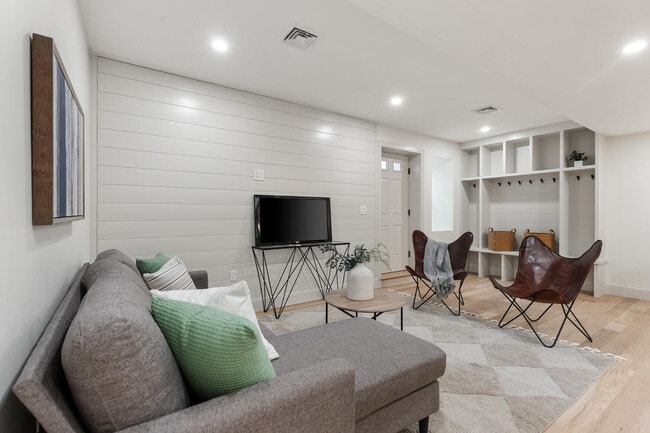 Building Photo - 8 Holly Ave