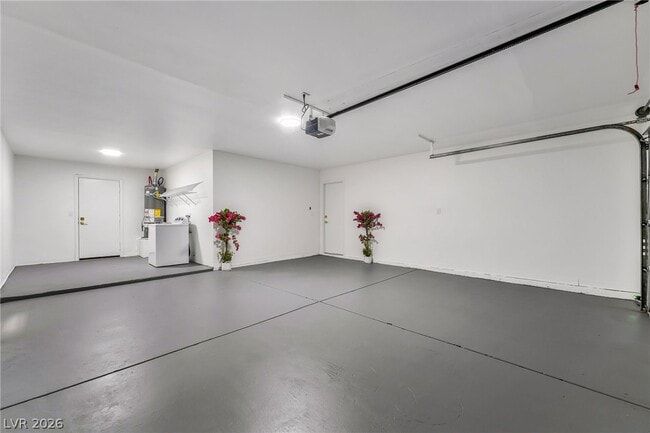 Building Photo - 517 Longtree Ave