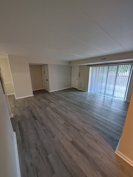 Spacious living room - 15 Sunbury Ct