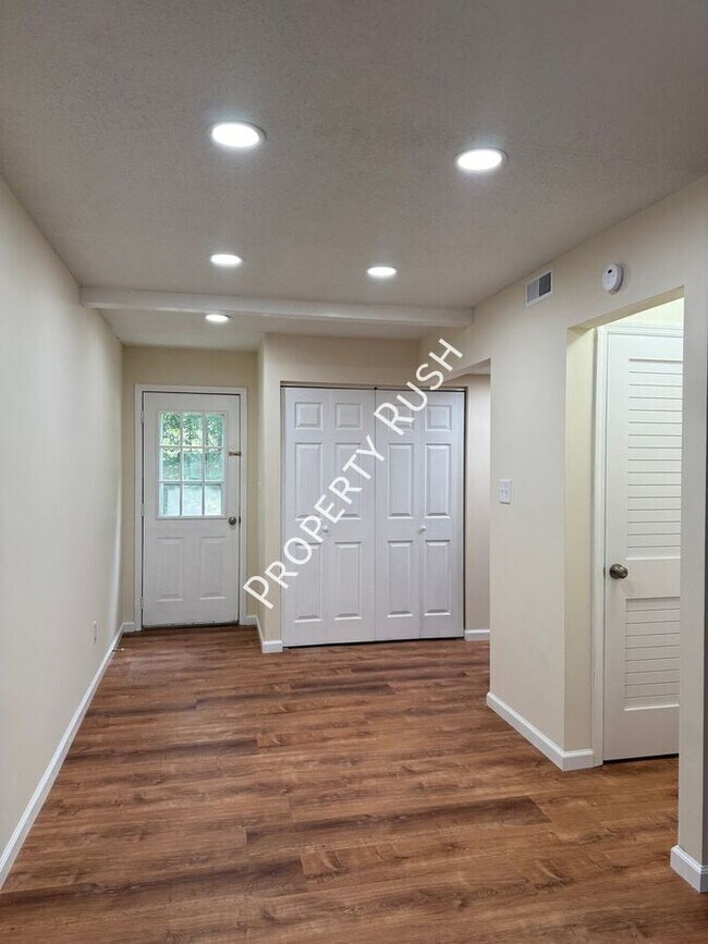 Building Photo - 1511 Rustic Dr