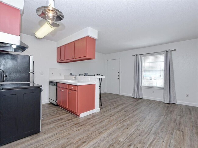 Building Photo - 2302 East Side Dr