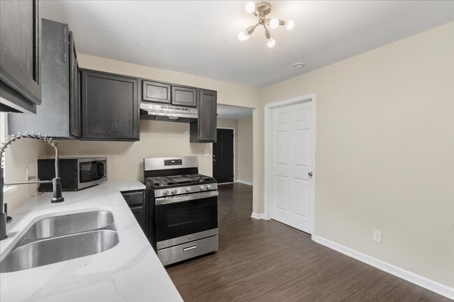 Building Photo - 932 Summer Dr