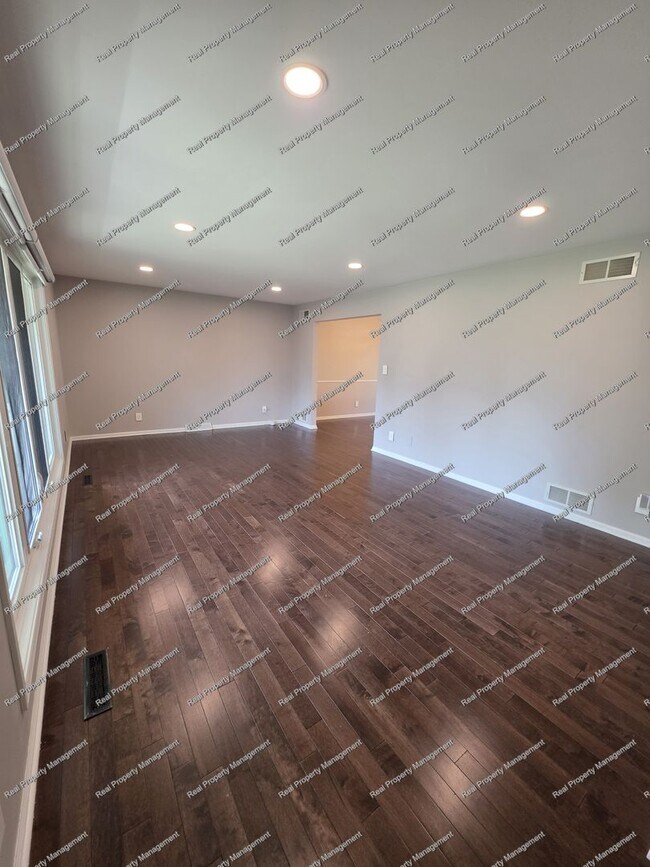 Building Photo - Stunning Munster 4 Bedroom House