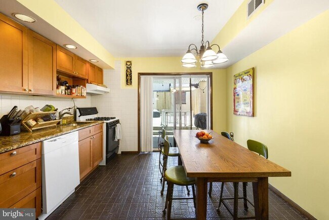 Building Photo - 3285 Chatham St