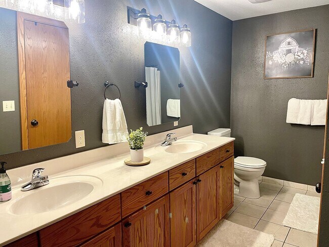 Building Photo - 3 Bed, 2 Bath Duplex in Hillsboro