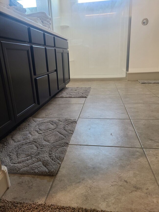 Building Photo - 4 Bedroom, 3 Bathroom Luxury Home in Torte...