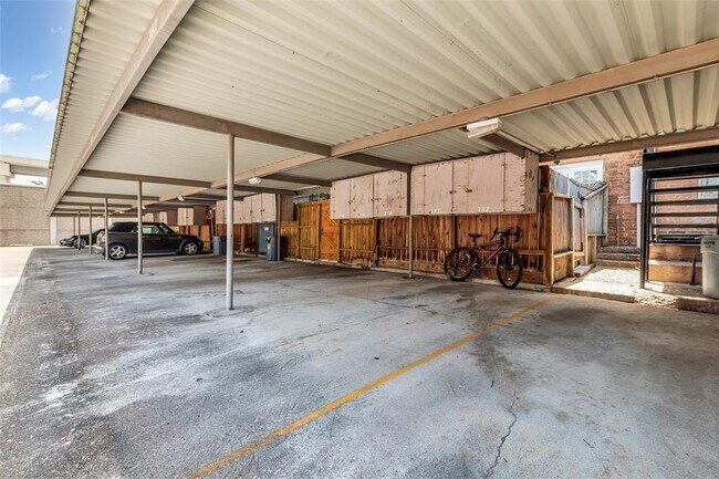 Building Photo - 386 N Post Oak Ln