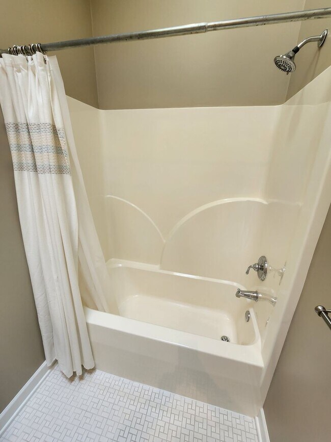 Building Photo - Gorgeous Home For Rent in Ohio City! 2 Master Suites!