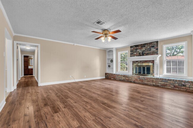 Building Photo - 23826 Farm Hill Dr