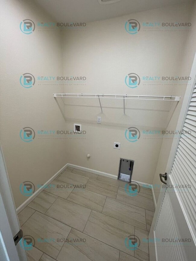 Building Photo - Luxury and Convenience Fully Equipped 3-Bedroom 2.5 Bathroom 2 Car Garage Townhome in Carson City
