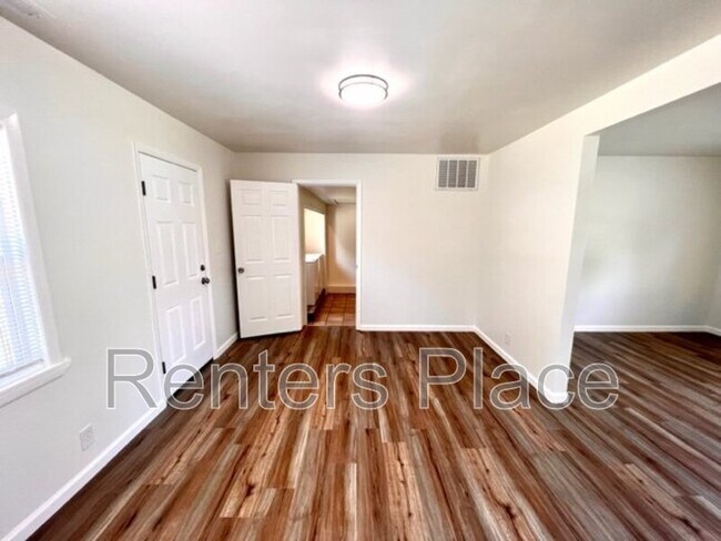 Building Photo - 5746 S Rockford Ave