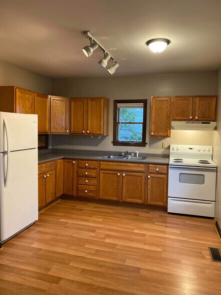 Building Photo - 141 3rd St