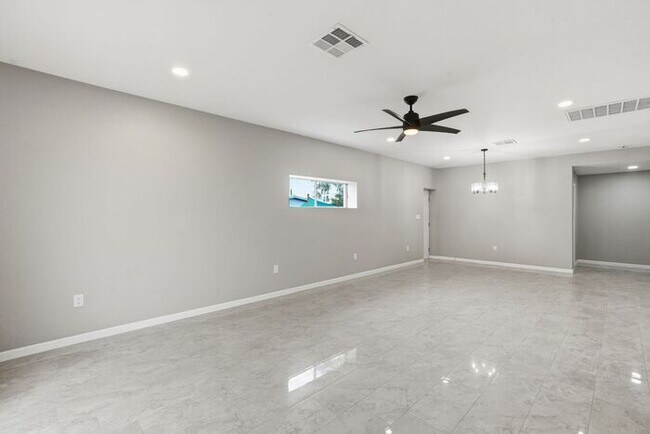 Building Photo - Bright, Fresh & Pet-Friendly — 3BR Retreat Minutes from U of A