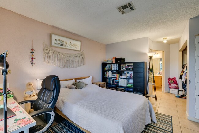 Building Photo - Cute and Cozy 2-bedroom 2-bathroom Townhom...