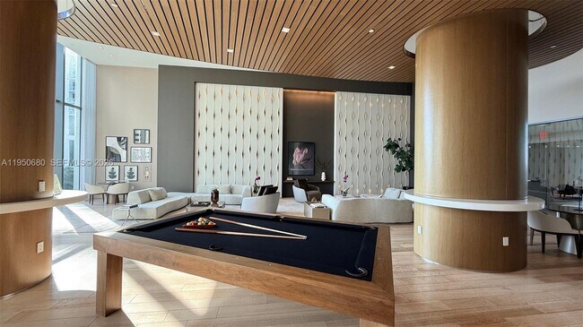 Building Photo - 460 NE 28th St