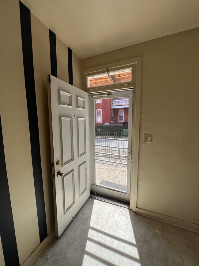 Building Photo - 128 S West St