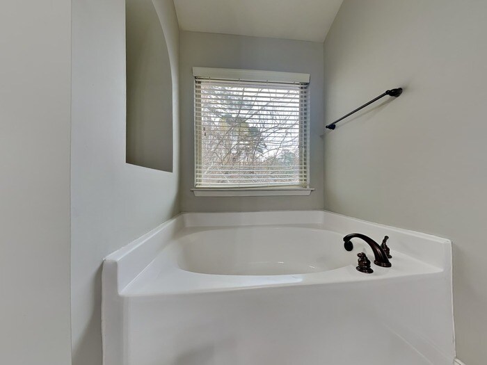 Building Photo - 333 Castle Top Ln SE