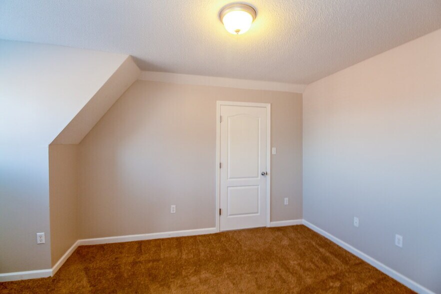 Building Photo - 2104 Eubanks Ln