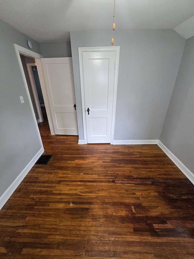 Building Photo - 3 BEDROOM SINGLE FAMILY