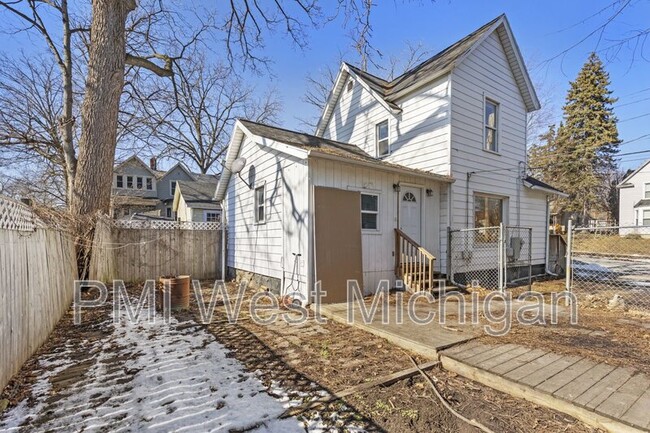 Building Photo - 1038 3rd St NW