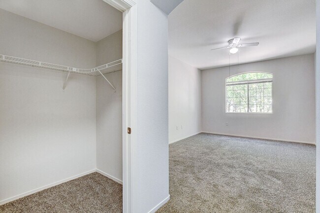 Building Photo - Move right into this 2 bedroom, 2 bath condo!