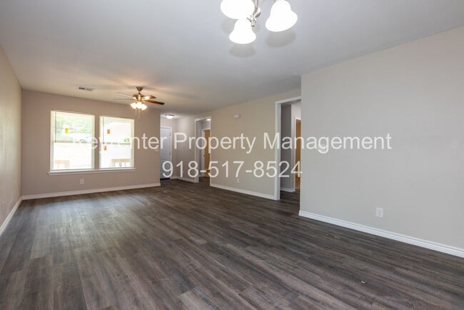 Building Photo - 4 Bedroom 2 Bath + Updated