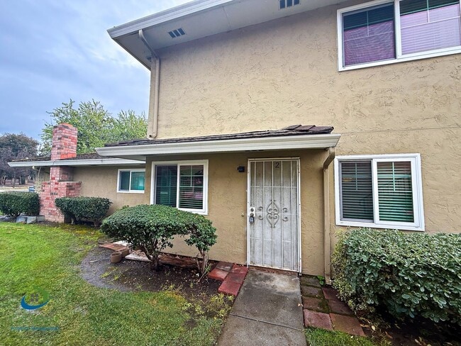 Building Photo - $2795 - 2 Bed/1 Bath Townhome in North San Jose-Near Lightrail