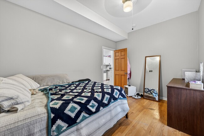 Building Photo - 3115 N Oakley Ave