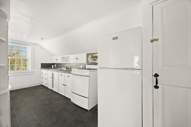 Building Photo - 1 Elm St