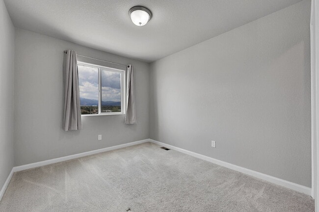 Building Photo - $2,150 - 3 Bed, 2.5 Bath Updated Townhome ...