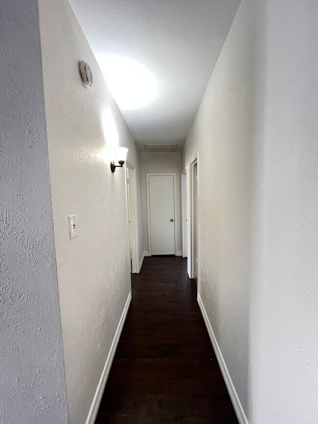 Building Photo - 10432 High Hollows Dr