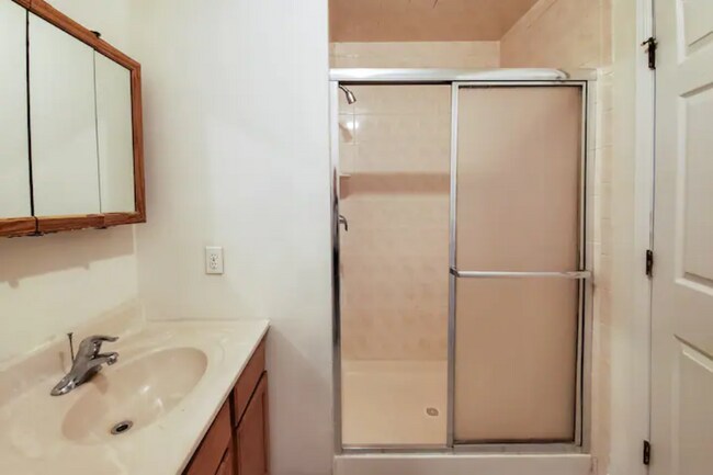 Building Photo - 889 Green St