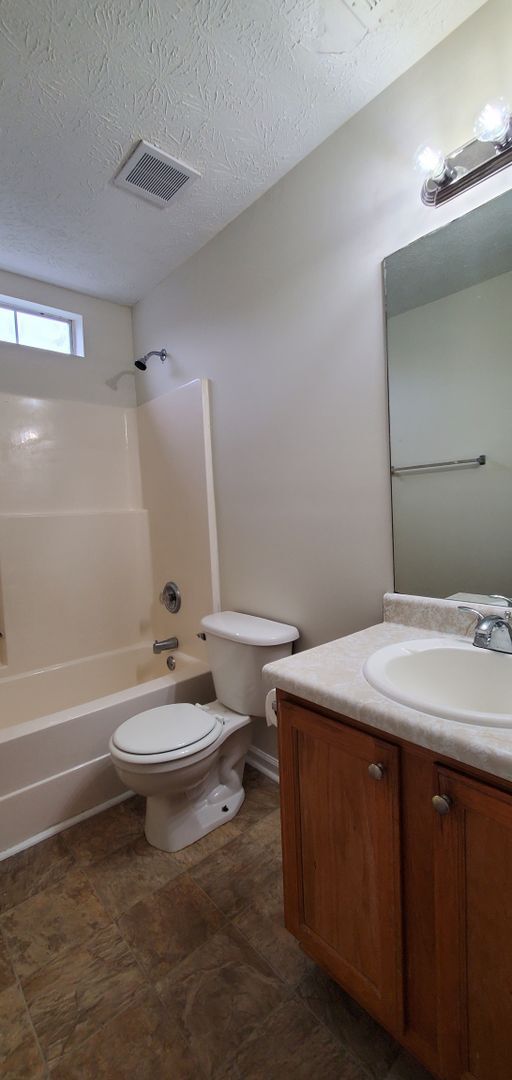 Building Photo - 10600 Redbud Ln