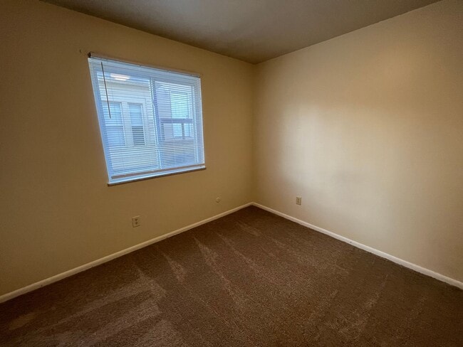 Building Photo - 300 E 16th Ave